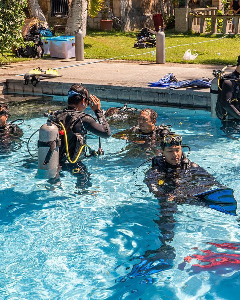 Puri Madha Dive Resort Tulamben Bali Indonesia Restaurant Dive Centre Center Crew Staffs